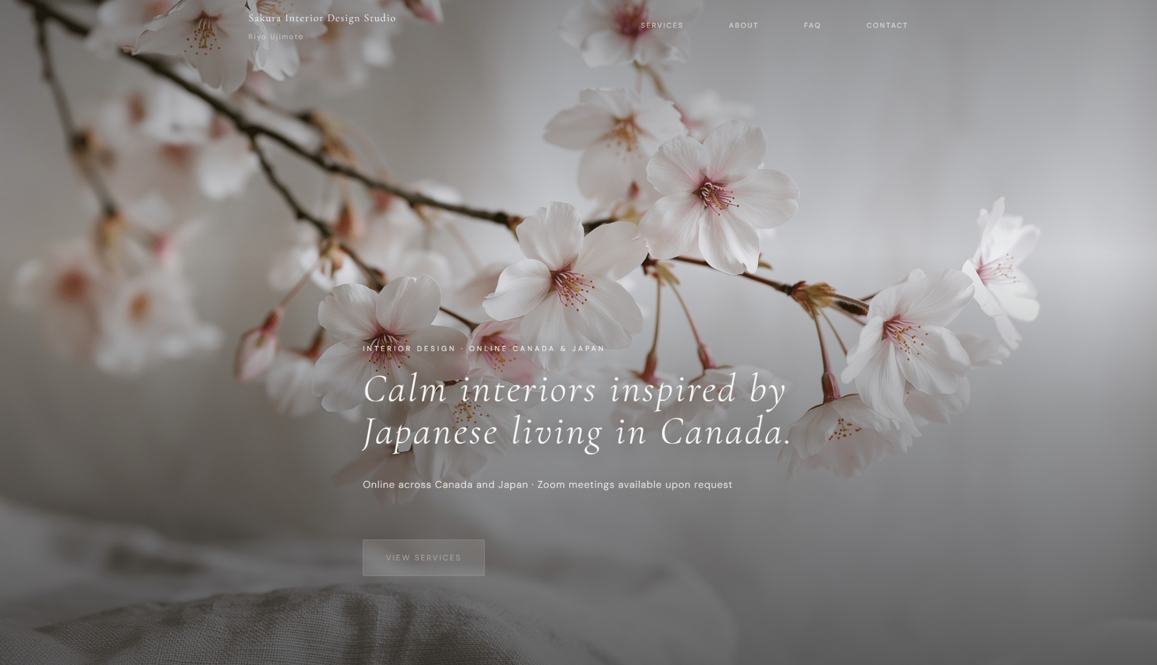 Sakura Interior Design Studio のトップページ。桜の枝の写真に「Calm interiors inspired by Japanese living in Canada.」というキャッチコピーが重なっている